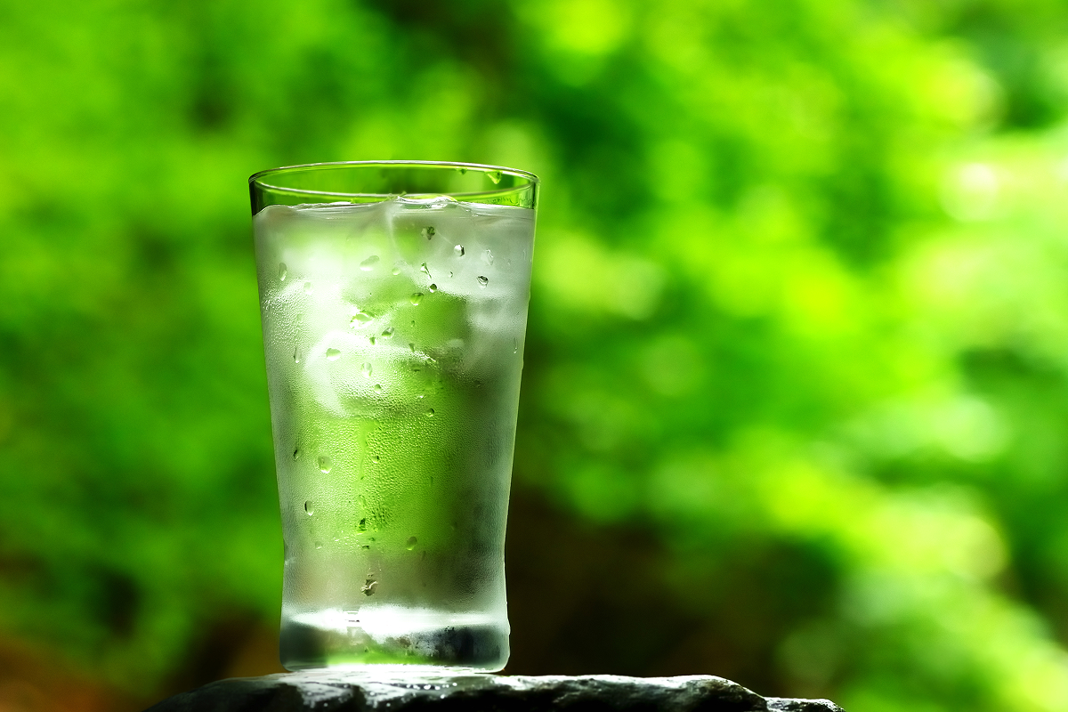 グラスと天然水のイメージ